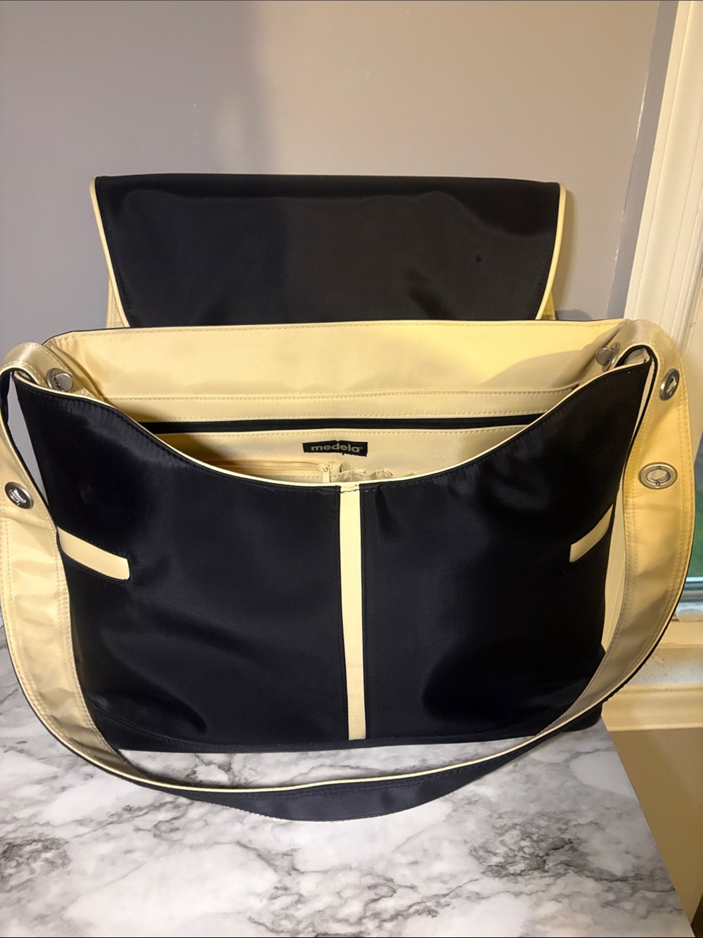 Medela Black and Cream Contrast Shoulder Tote Baby Diaper Breast Pump Bag